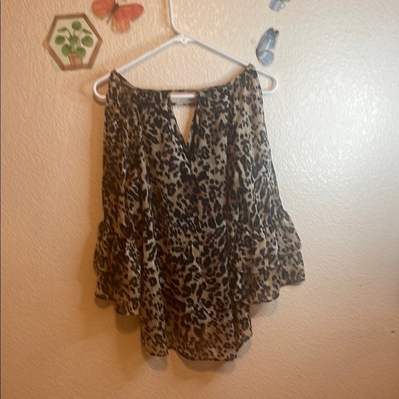 Chic Leopard Print Blouse - Picture 1 of 8